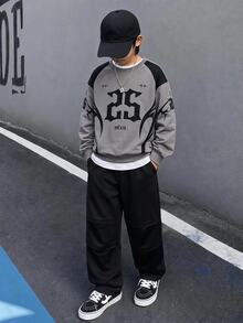 青少年男孩衛衣套裝，上衣為圓領長袖衛衣，灰色與黑色拼接設計，身前印有哥德風數字25與個性化線條印花，袖子飾有圖案，下身搭配黑色寬腿長褲，彈性腰帶，舒適面料 - 彩色 - 查看 1
