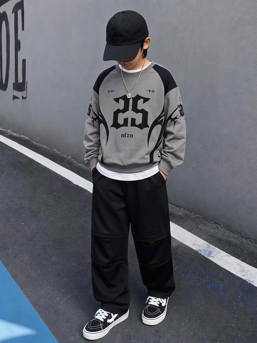 青少年男孩衛衣套裝,上衣為圓領長袖衛衣,灰色與黑色拼接設計,身前印有哥德風數字25與個性化線條印花,袖子飾有圖案,下身搭配黑色寬腿長褲,彈性腰帶,舒適面料 - 彩色 - 查看 1