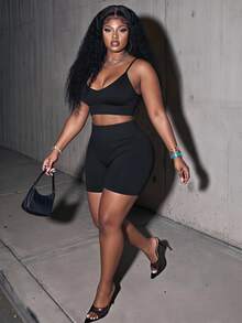 Slaydiva Conjunto casual de verano para mujer de talla grande con camiseta recortada y shorts sueltos para exteriores - Negro - Ver 1