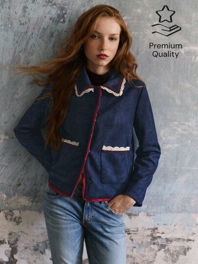 Nöista Chaqueta azul marino con detalles en burdeos, adornos de ganchillo, cuello en contraste y bolsillos. Estilo preppy elegante con un toque femenino vintage, otoño
