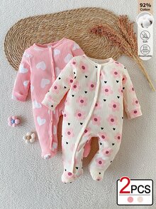SHEIN 2件組 秋冬新生女嬰粉色愛心印花前扣連身衣 + 杏色花卉印花長袖長褲連身衣，休閒可愛舒適柔軟開襠居家服，適合春夏/秋冬日常外出或居家穿著 - 彩色 - 查看 3
