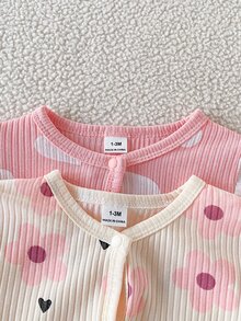 SHEIN 2件組 秋冬新生女嬰粉色愛心印花前扣連身衣 + 杏色花卉印花長袖長褲連身衣，休閒可愛舒適柔軟開襠居家服，適合春夏/秋冬日常外出或居家穿著 - 彩色 - 查看 5