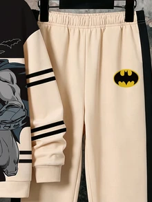 BATMAN X SHEIN 青少年男孩印花拼接圓領運動衫搭配鬆緊腰慢跑長褲，休閒長袖兒童春秋套裝，適合日常上學與外出穿著 - 杏色 - 查看 4