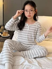 SHEIN Kids Tween Girls Striped Pattern V-Neck Half-Button Scalloped Long Sleeve Pants Soft Comfortable Loungewear Pajama Set 2pcs - Multicolor - View 4