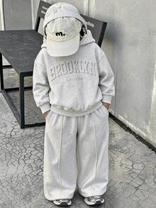 SHEIN Little Byeori 2件組兒童小男孩休閒簡約百搭日常舒適字母3D印花連帽衛衣寬鬆套頭灰色長袖運動衫直筒寬鬆運動長褲針織衛衣套裝，適合日常穿著、學校、外出、運動，春夏秋冬四季適用 - 灰色 - 查看 5