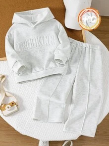 SHEIN Little Byeori 2件組兒童小男孩休閒簡約百搭日常舒適字母3D印花連帽衛衣寬鬆套頭灰色長袖運動衫直筒寬鬆運動長褲針織衛衣套裝，適合日常穿著、學校、外出、運動，春夏秋冬四季適用 - 灰色 - 查看 3