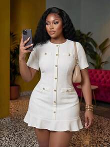 Veslaya 早春新品，音樂節、情人節、復活節、婚禮季、節日季，休閒優雅，通勤、日常穿搭、工作服裝、度假、派對、郵輪、派對、基本款、休閒約會，圓領、短袖、假前襟、荷葉邊飾邊、下擺金屬鈕扣，白色中長洋裝，香緹緹花針織面料，大尺碼女款迷你洋裝 - 白色 - 查看 2
