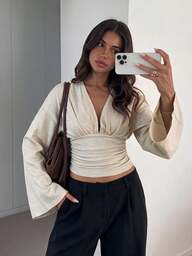 Siren Gaze Elegantes Damen T-Shirt mit tiefem V-Ausschnitt, gerafften Details und langen ausgestellten Ärmeln, Old-Money-Stil, gerippter Strick, figurbetontes Crop Top für Herbst, Brunch, Arbeit, Hellgrau