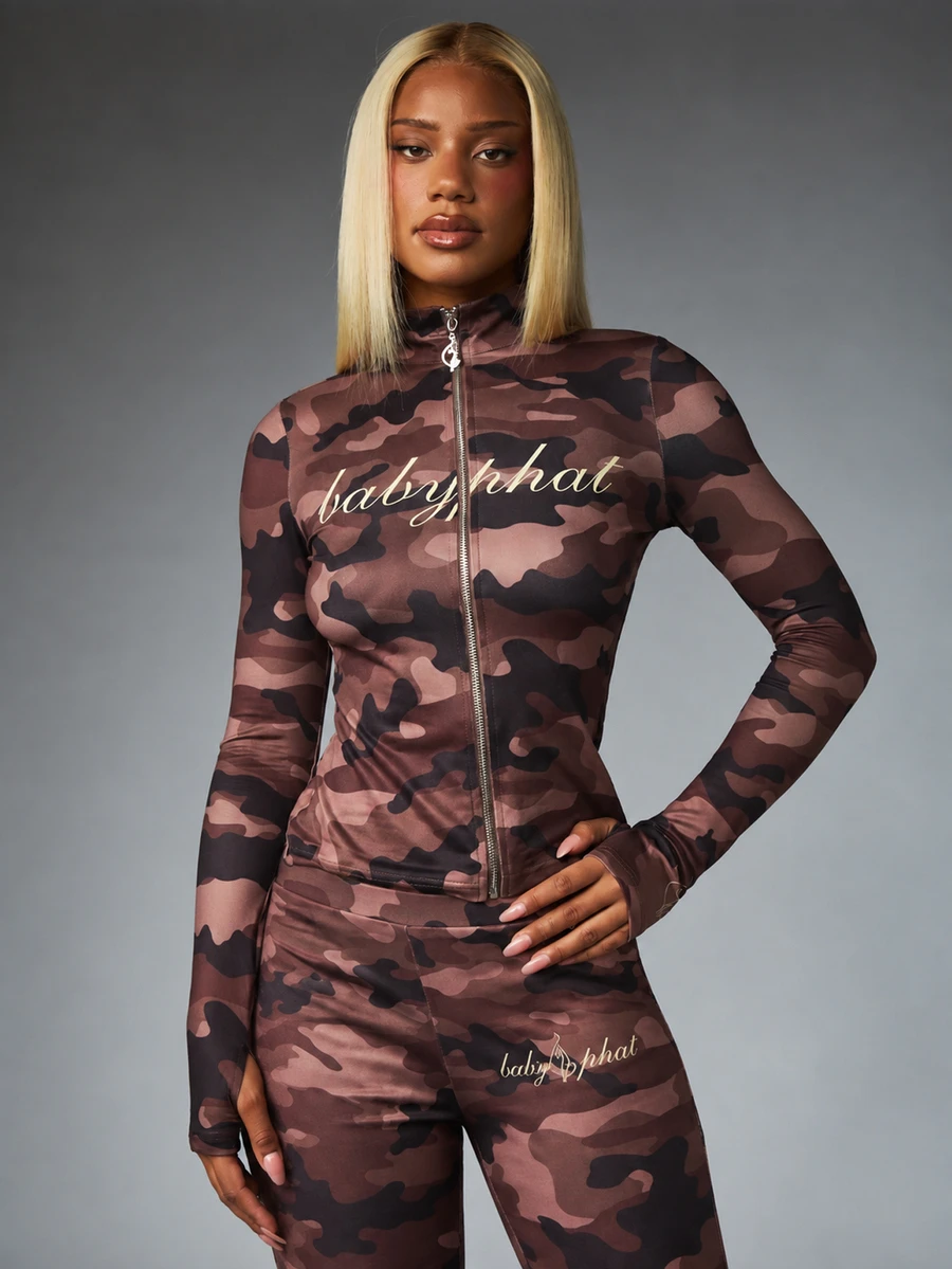 BABYPHAT Atasan Slim Fit Leher Tinggi Motif Kamuflase dengan Resleting Penuh dan Logo Tulisan Emas, Sempurna untuk Pakaian Kasual Musim Gugur dan Musim Dingin. - Chocolate Brown - View 1