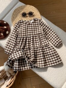 SHEIN 女嬰格紋彼得潘領長袖連身裙，附蝴蝶結與荷葉邊，休閒幼兒套裝，棕色格紋配粉色荷葉領，甜美蝴蝶結細節，時尚幼兒女孩格紋長袖連身裙，適合日常穿著 - 咖啡棕 - 查看 2