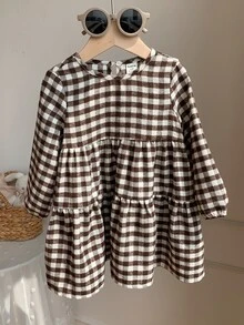 SHEIN 女嬰格紋彼得潘領長袖連身裙，附蝴蝶結與荷葉邊，休閒幼兒套裝，棕色格紋配粉色荷葉領，甜美蝴蝶結細節，時尚幼兒女孩格紋長袖連身裙，適合日常穿著 - 咖啡棕 - 查看 9