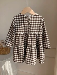 SHEIN 女嬰格紋彼得潘領長袖連身裙，附蝴蝶結與荷葉邊，休閒幼兒套裝，棕色格紋配粉色荷葉領，甜美蝴蝶結細節，時尚幼兒女孩格紋長袖連身裙，適合日常穿著 - 咖啡棕 - 查看 8