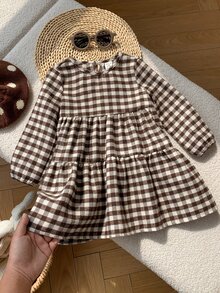SHEIN 女嬰格紋彼得潘領長袖連身裙，附蝴蝶結與荷葉邊，休閒幼兒套裝，棕色格紋配粉色荷葉領，甜美蝴蝶結細節，時尚幼兒女孩格紋長袖連身裙，適合日常穿著 - 咖啡棕 - 查看 4