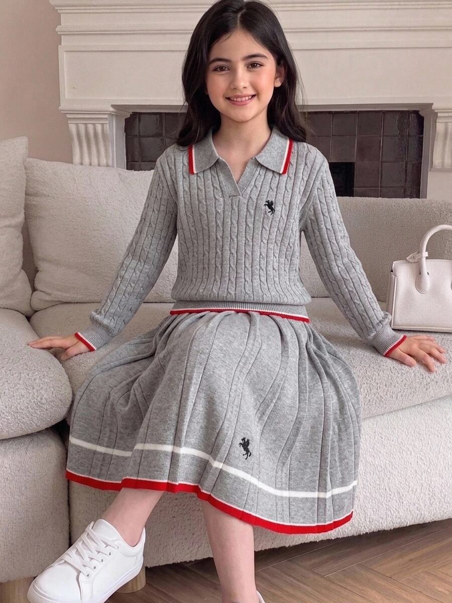 SHEIN 兒童青少年女孩灰色針織套裝,可愛刺繡馬格紋毛衣 + 針織迷你裙 2 件套,女孩長袖 V 領套頭衫,休閒優雅風,秋冬款 - 灰色 - 查看 1