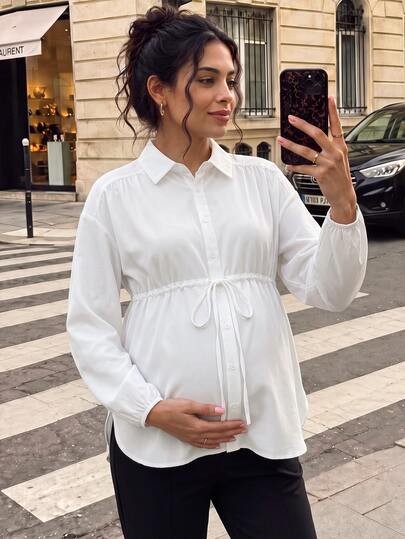 SHEIN Blusa de maternidad talla grande casual minimalista de manga larga con cuello de camisa, cordón en la cintura con diseño de lazo, botones delanteros, bajo con abertura lateral, tejido blanco