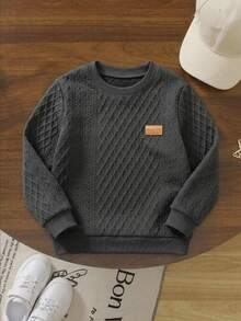 SHEIN Casuvi Kids 男童秋冬 3D 紋理圓領長袖純色運動衫與深灰色菱格提花圓領長袖上衣，皮革標籤細節與極簡純色設計，打造完美搭配的簡約質感休閒上衣套裝 - 深灰色 - 查看 4