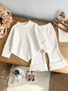 SHEIN Playful Pals 女嬰秋冬T恤套裝，不對稱高領T恤搭配喇叭褲，毛絨布料拼接，簡約保暖外出穿搭 - 白色 - 查看 10