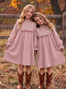 SHEIN Vintaside Kids 少女棕色溫柔風極簡花卉印花長袖套頭洋裝，寬鬆版型，優雅大方，適合外出與購物 - 粉色 - 查看 1