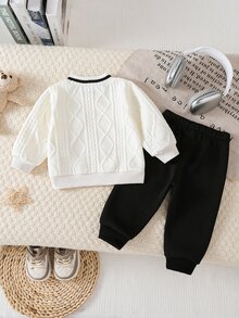 SHEIN Playful Pals 2件組幼兒男嬰衛衣長褲套裝，可愛學院風，白色黑色麻花熊貼布，長袖圓領，標準版型，適合假日派對、秋冬聖誕節 - 黑與白 - 查看 3