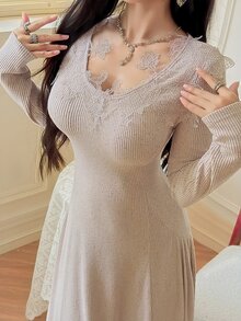 DAZY 女款純色羅紋圓領蕾絲拼接收腰顯瘦優雅長袖洋裝 - 杏色 - 查看 1