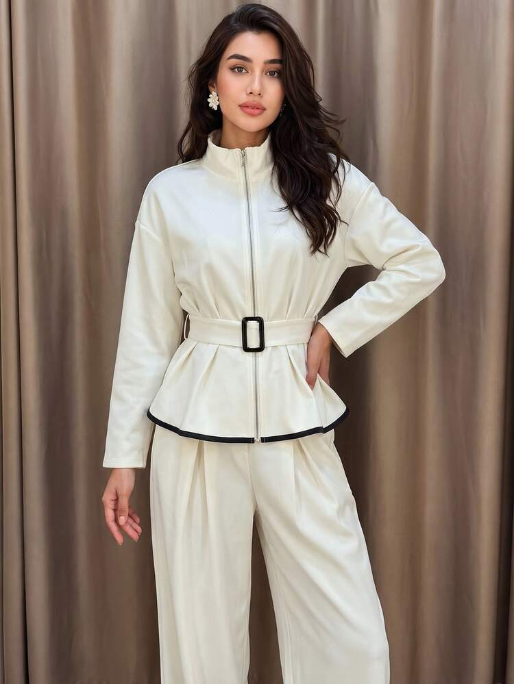 Rue Lumi Set 2 Potong Atasan Putih dan Celana Wanita Gaya Kasual Urban-Kantor dengan Kerah Tegak, Patchwork Webbing Hitam, Pinggang Pas Body, Ritsleting Depan, dan Potongan Longgar - Putih - View 8