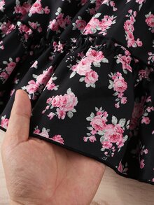 SHEIN 女童春夏/秋冬甜酷兩件套：碎花洋裝與外套，翻領上衣配雙胸袋，短版剪裁提升腰線，黑色底粉色玫瑰碎花，細肩帶A字鬆身裙擺配荷葉邊，修身顯瘦，復古初秋風，適合日常穿著與聚會 - 黑色 - 查看 7