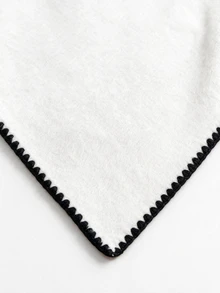 Selianne Sweater Rajut Lengan Panjang Model Cape Off-Shoulder Musim Gugur/Dingin untuk Wanita dengan Trim Shell Hitam dan Tepian Kontras - Putih - View 6