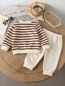 SHEIN Playful Pals 2件組幼兒男童運動衫慢跑褲套裝，可愛棕色奶油熊圍巾條紋長袖圓領常規款，適合戶外派對秋季印花 - 彩色 - 查看 2