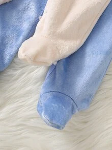 SHEIN 2件裝新生兒長袖圓領連腳連身衣，藍色與杏色恐龍印花，簡約舒適柔軟可愛休閒法蘭絨抓絨家居服，附配套帽子，適合室內外冬季保暖 - 彩色 - 查看 5