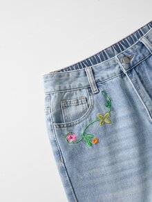 GlowEve CURVE Plus Size Women's Casual Daily Denim Jeans With Pockets, Buttons And Floral Embroidery Pattern - Blue - View 3