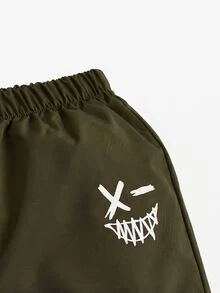 SHEIN 3件組小男孩春秋貨物慢跑長褲，軍綠色、黑色、咖啡色，彈性腰頭易穿脫，側邊大容量貨物口袋搭配個性品牌風格印花，錐形褲腳，適合戶外活動與日常上學穿著 - 鏽棕色 - 查看 6