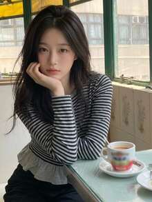 DAZY 女款黑白條紋圓領鈕扣荷葉邊拼接修身短款長袖針織衛衣連帽衫 - 灰色 - 查看 4