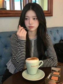 DAZY 女款黑白條紋圓領鈕扣荷葉邊拼接修身短款長袖針織衛衣連帽衫 - 灰色 - 查看 9