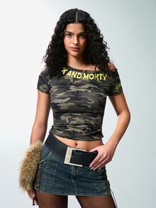 Rick and Morty X SHEIN 女士休闲不对称领迷彩字母印花T恤，夏季 - 軍綠色 - 查看 1