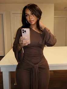 Slaydiva جمبسوت بني بأكمام طويلة وياقة غير متماثلة مع رباط، بقصة ضيقة - بني - مشاهدة 7
