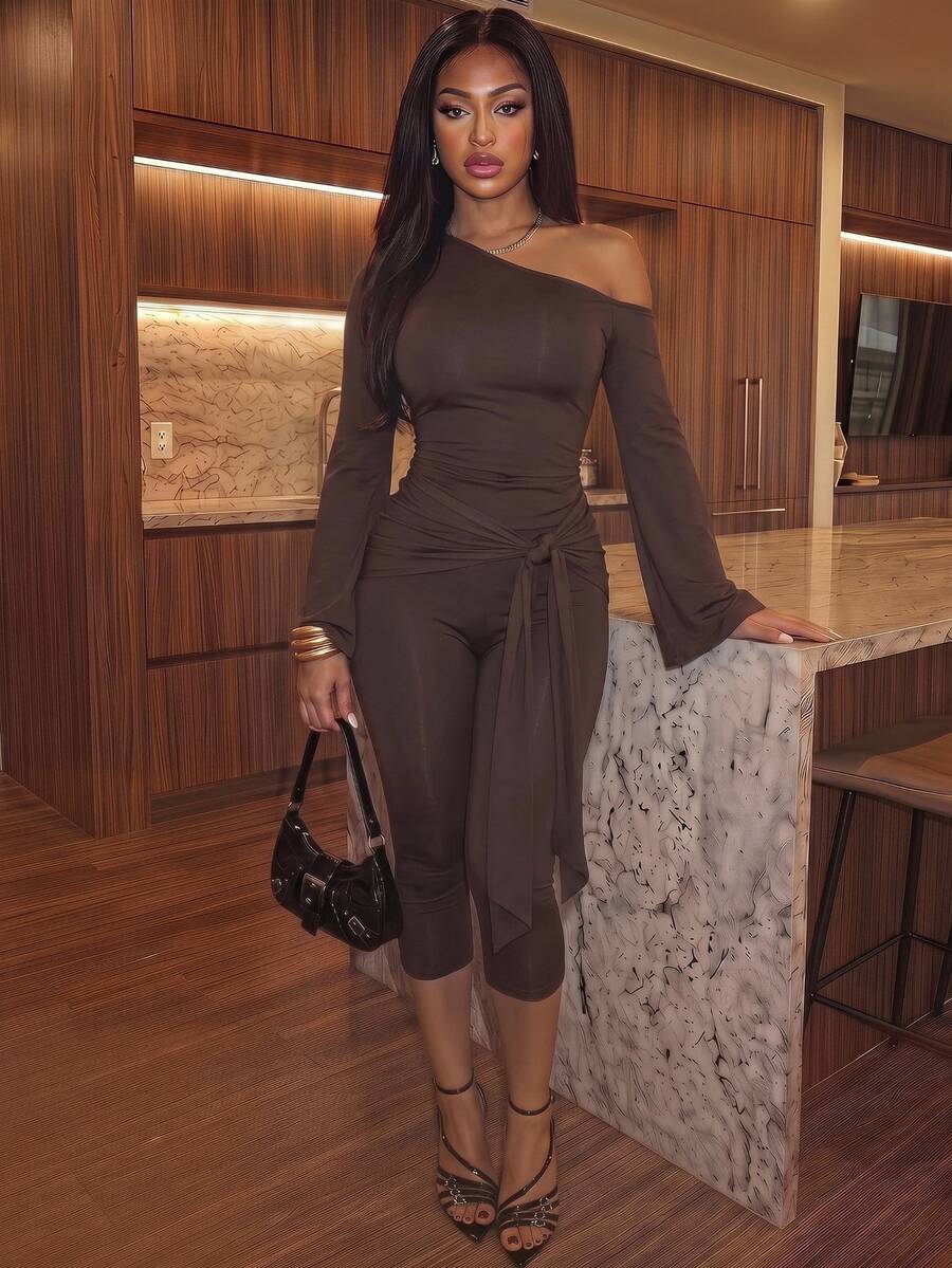 Slaydiva جمبسوت بني بأكمام طويلة وياقة غير متماثلة مع رباط، بقصة ضيقة