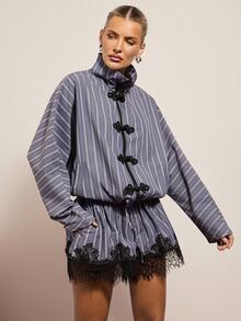 Hauture 女款新中式直條紋青蛙扣立領抽繩寬鬆夾克蕾絲飾邊短褲休閒兩件套 - 藍灰色 - 查看 3