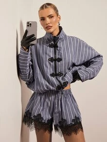 Hauture 女款新中式直條紋青蛙扣立領抽繩寬鬆夾克蕾絲飾邊短褲休閒兩件套 - 藍灰色 - 查看 4