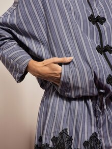 Hauture 女款新中式直條紋青蛙扣立領抽繩寬鬆夾克蕾絲飾邊短褲休閒兩件套 - 藍灰色 - 查看 5
