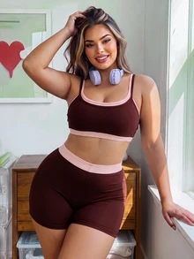 SHEIN Sovereign Charm Baju Renang Wanita Ukuran Plus Musim Panas 2026 Terbaru, Motif Patchwork Olahraga, Tali Bahu yang Dapat Diatur, Leher Bulat, Pinggang Tinggi, Celana Bermuda, Potongan Kaki Datar, 2 Potong - Coffee Brown - View 1