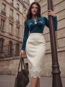 Anewsta Atasan Wanita Elegan Modern Berkerah V dengan Hiasan Mewah dan Rhinestone Logam dari Beludru - Biru - View 3