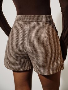 Aveloria Modichic Celana Pendek Wanita Model A-Line Pinggang Tinggi dari Kain Tweed Bertekstur dengan Kancing Samping dan Dekorasi Logam, Lipatan Depan, Motif Houndstooth Cokelat Kotak-kotak Elegan Bergaya Vintage - MultiWarna - View 2