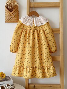 SHEIN Elladie kids 女童春秋款芥黃色韓式活力薄款紋理梭織洋裝，滿版綠色小碎花，鏤空刺繡蕾絲娃娃領泡泡長袖，後扣式寬鬆娃娃裙，荷葉邊裙襬，適合校園、戶外出遊、生日派對、旅行拍照，可單穿或秋冬搭配毛衣/外套，花朵公主洋裝 - 黃色 - 查看 2