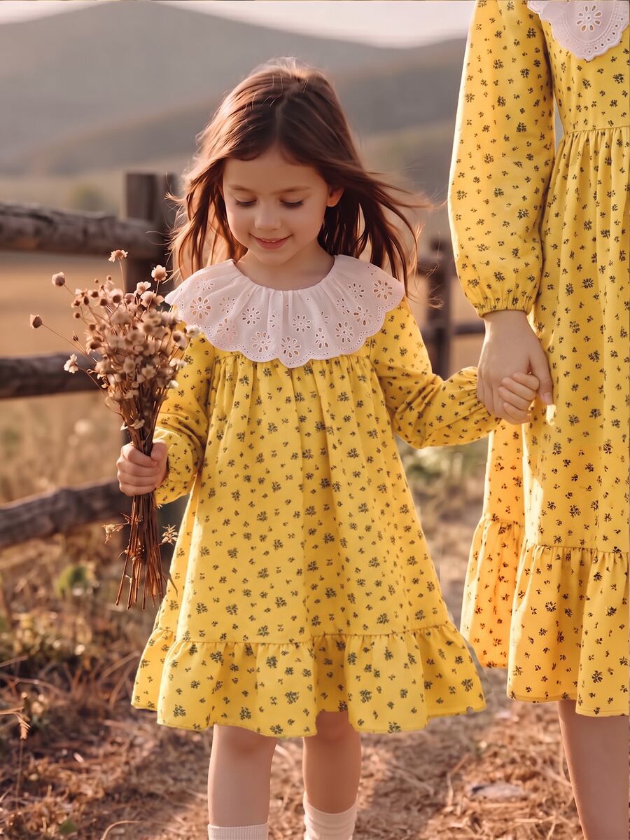SHEIN Elladie kids 女童春秋款芥黃色韓式活力薄款紋理梭織洋裝,滿版綠色小碎花,鏤空刺繡蕾絲娃娃領泡泡長袖,後扣式寬鬆娃娃裙,荷葉邊裙襬,適合校園、戶外出遊、生日派對、旅行拍照,可單穿或秋冬搭配毛衣/外套,花朵公主洋裝 - 黃色 - 查看 1