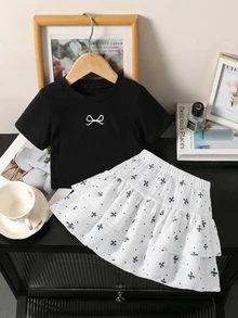 SHEIN 2件組黑白蝴蝶結甜美風兩件套，經典黑白配色，簡約而細膩的細節，黑色短版蝴蝶結刺繡T恤，下身：白色蝴蝶結波點層次迷你裙，裙身印有黑色波點與蝴蝶結圖案，與上衣的蝴蝶結刺繡相呼應；雙層荷葉邊裙襬隨身輕輕擺動，活潑俏皮，自然青春，適合夏季野餐、遊樂園、生日派對，清爽面料搭配俏皮設計，充滿活力與能量的度假百搭套裝 - 黑與白 - 查看 6