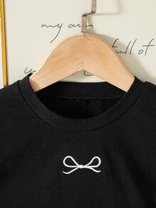 SHEIN 2件組黑白蝴蝶結甜美風兩件套，經典黑白配色，簡約而細膩的細節，黑色短版蝴蝶結刺繡T恤，下身：白色蝴蝶結波點層次迷你裙，裙身印有黑色波點與蝴蝶結圖案，與上衣的蝴蝶結刺繡相呼應；雙層荷葉邊裙襬隨身輕輕擺動，活潑俏皮，自然青春，適合夏季野餐、遊樂園、生日派對，清爽面料搭配俏皮設計，充滿活力與能量的度假百搭套裝 - 黑與白 - 查看 10
