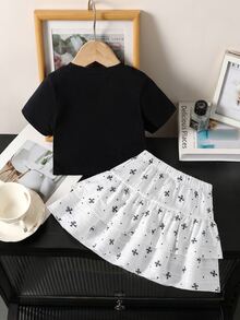 SHEIN 2件組黑白蝴蝶結甜美風兩件套，經典黑白配色，簡約而細膩的細節，黑色短版蝴蝶結刺繡T恤，下身：白色蝴蝶結波點層次迷你裙，裙身印有黑色波點與蝴蝶結圖案，與上衣的蝴蝶結刺繡相呼應；雙層荷葉邊裙襬隨身輕輕擺動，活潑俏皮，自然青春，適合夏季野餐、遊樂園、生日派對，清爽面料搭配俏皮設計，充滿活力與能量的度假百搭套裝 - 黑與白 - 查看 3