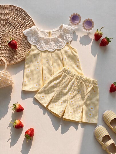 SHEIN Conjunto de Camiseta Casual Fashion Primavera/Verão para Meninas Jovens, Tecido Tecido Padrão Xadrez Amarelo & Branco com Estampa Digital de Margarida Fofa e Brincalhona, Gola Peter Pan Branca Sólida, Design de Pregas na Bainha Frontal, Top de Camiseta Sem Mangas, Combinado com Shorts Casuais com Design de Pregas, Conjunto de 2 Peças, Adequado para Meninas Fofas e Brincalhonas Estilo Coreano Minimalista, Roupa Casual Fashion Confortável, Adequado para Uso Diário na Escola, Passeios, Férias, Praia, Festas, Feriados, Primavera/Verão