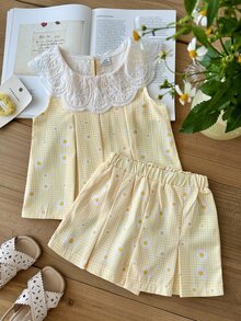 SHEIN Conjunto de Camiseta Casual Fashion Primavera/Verão para Meninas Jovens, Tecido Tecido Padrão Xadrez Amarelo & Branco com Estampa Digital de Margarida Fofa e Brincalhona, Gola Peter Pan Branca Sólida, Design de Pregas na Bainha Frontal, Top de Camiseta Sem Mangas, Combinado com Shorts Casuais com Design de Pregas, Conjunto de 2 Peças, Adequado para Meninas Fofas e Brincalhonas Estilo Coreano Minimalista, Roupa Casual Fashion Confortável, Adequado para Uso Diário na Escola, Passeios, Férias, Praia, Festas, Feriados, Primavera/Verão - Amarelo - Visão 7