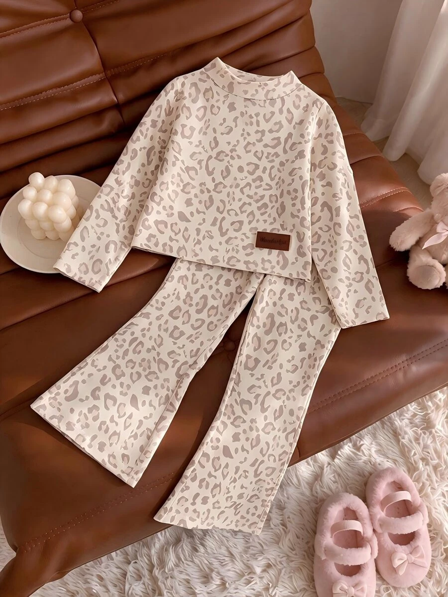SHEIN Elladie kids (少女) 淺豹紋長袖喇叭褲 2件套,上衣:淺豹紋圓領長袖;下裝:配套豹紋喇叭長褲。適合春季/秋季,時尚精緻,完美適用於日常上學、姐妹聚會、戶外拍照、拜訪親友、郊外出遊 - 卡其色 - 查看 1